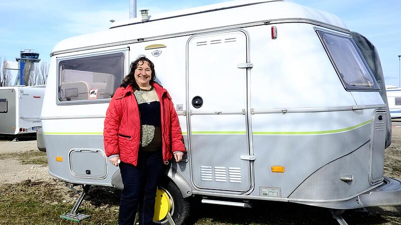 Petra Martin freut sich, dass ihr Wohnwagen am N&uuml;rnberger Airport sicher abgestellt ist.