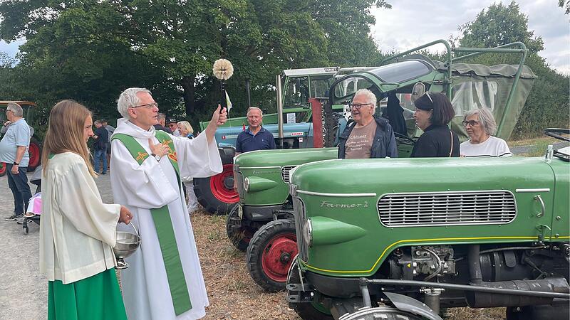 Pfarrer Bernhard Öchsner beim Segnen der Oldtimer-Traktoren und ihrer Fahrer.