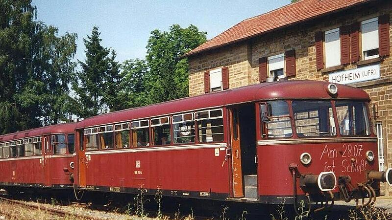 Der letzte Schnaufer: Am 28. Juli 1995 war Schluss mit dem Bahnverkehr zwischen Haßfurt und Hofheim, was viele Menschen in der Region bedauert haben. Der letzte Schnaufer: Am 28. Juli 1995 war Schluss mit dem Bahnverkehr zwischen Haßfurt und Hofheim, was viele Menschen in der Region bedauert haben.