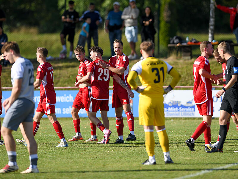 Im letzten Heimspiel  gegen Haibach bejubelten die Dampfacher (rote Trikots) vier Treffer.  Gegen den Aufsteiger TSV Eisingen will die Mannschaft von Trainer Oliver Kröner vor eigenem Publikum abermals dreifach punkten.