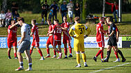 Im letzten Heimspiel  gegen Haibach bejubelten die Dampfacher (rote Trikots) vier Treffer.  Gegen den Aufsteiger TSV Eisingen will die Mannschaft von Trainer Oliver Kröner vor eigenem Publikum abermals dreifach punkten.