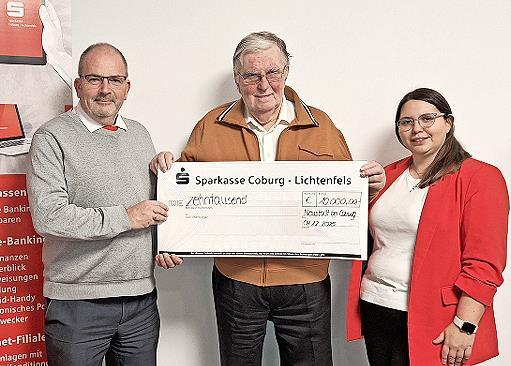Hans Panzer (Mitte) mit seinem Gewinn. Ihm gratulierten Beratungscenterleiterin Simone Brodka und Individualkundenberater Timo Gärtner. Hans Panzer (Mitte) mit seinem Gewinn. Ihm gratulierten Beratungscenterleiterin Simone Brodka und Individualkundenberater Timo Gärtner.