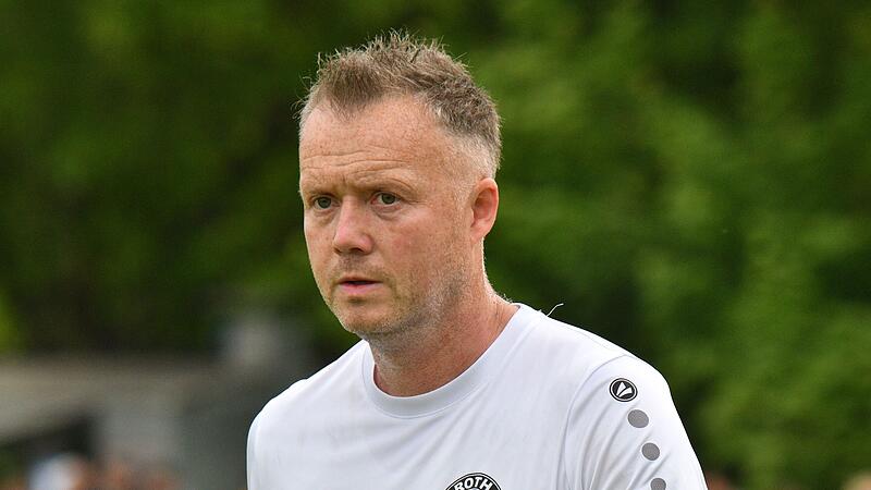 Nachdenklich: Der Saisonstart in der Kreisliga Kronach verlief f&uuml;r die SG Roth-Main und Trainer Sebastian Hopfenm&uuml;ller nicht nach Wunsch.