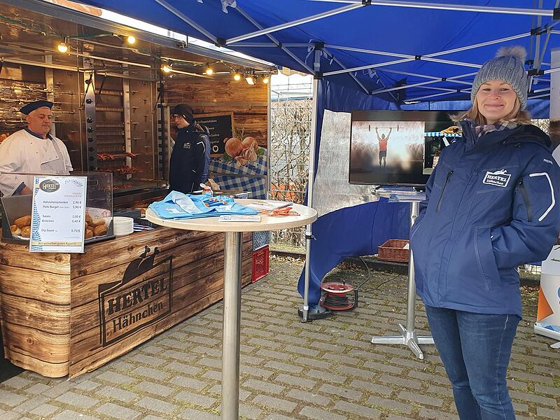 H&auml;hnchenduft liegt vor der Halle in der Luft.