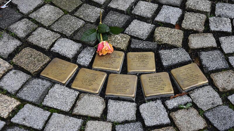 Verlegung von Stolpersteinen in Ha&szlig;furt: Diese Stolpersteine wurden im letzten Jahr vor dem Anwesen in der Hauptstra&szlig;e 23 verlegt und erinnern an die Familie Rosenthal.