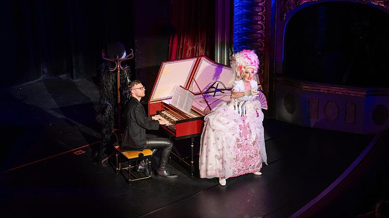 Désirée Nick im Kurtheater als „Rokokokokotte“. Am Cembalo: Tilmann Albrecht.