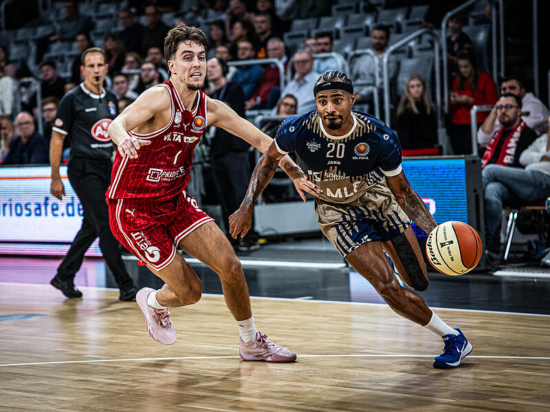 Michael Weathers (rechts, im Duell mit Zach Ensminger) ist das Herz der MLP Academics Heidelberg.