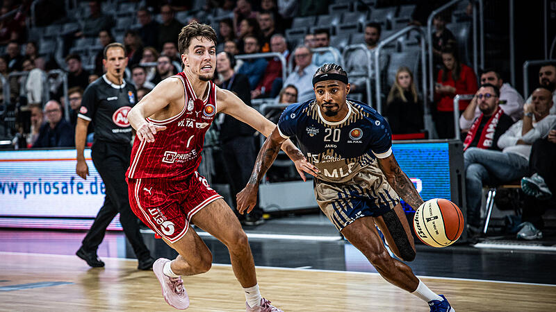 BBL-Pokal: BMA365 Bamberg Baskets - MLP Academics Heidelberg Michael Weathers (rechts, im Duell mit Zach Ensminger) ist das Herz der MLP Academics Heidelberg.