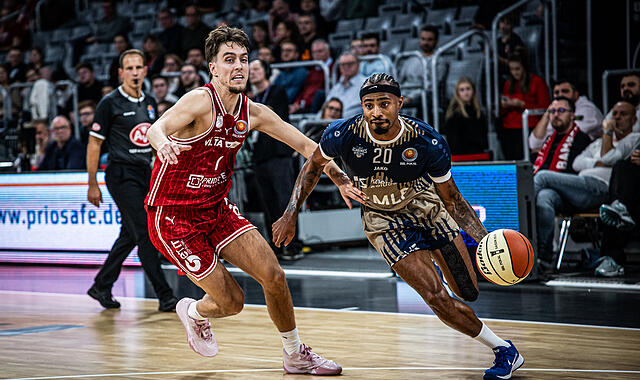 BBL-Pokal: BMA365 Bamberg Baskets - MLP Academics Heidelberg Michael Weathers (rechts, im Duell mit Zach Ensminger) ist das Herz der MLP Academics Heidelberg.