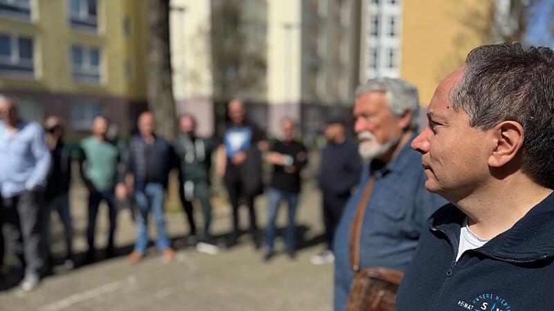 Stadtrat Attila Karabag hört sich die Beschwerden der Bewohner in der Regnitzstzaße an.