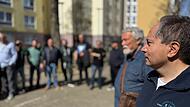 Stadtrat Attila Karabag hört sich die Beschwerden der Bewohner in der Regnitzstzaße an.