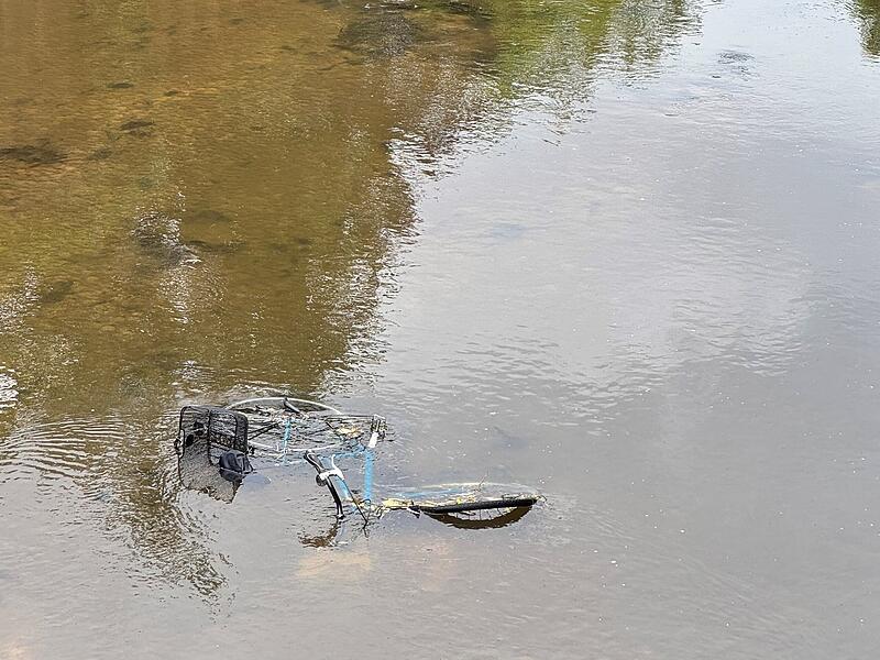 Das Fahrrad einer Bewohnerin wurde von Besuchern der Bergkirchweih in die Schwabach geworfen.