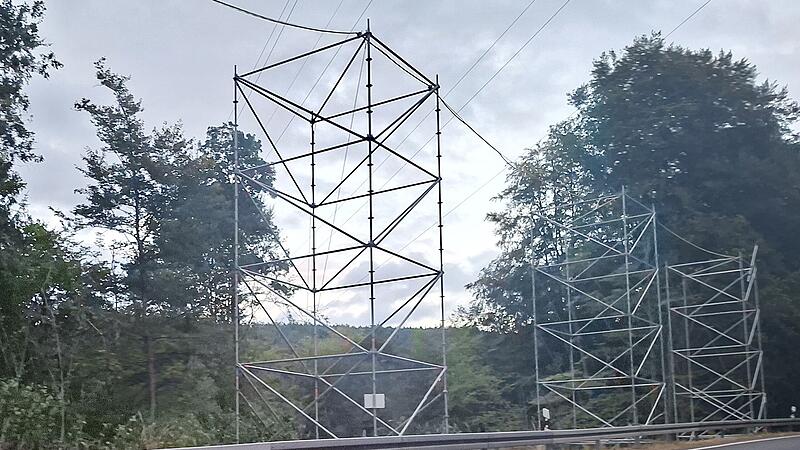 Ger&uuml;st neben B286 bei Riedenberg: Stromleitung