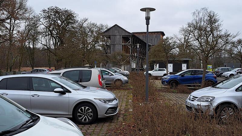 Der beliebte Ausflugsparkplatz am Gradierbau in der Unteren Saline soll k&uuml;nftig kostenpflichtig werden.