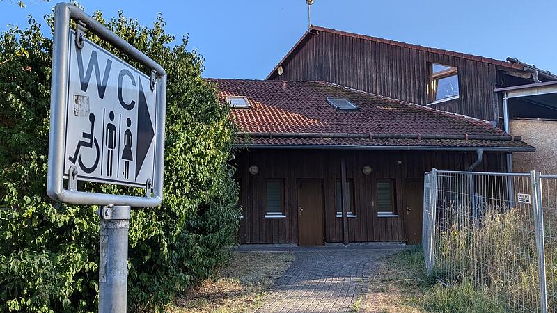 Die &ouml;ffentlichen Toiletten hinter dem Bauhof in Bad Br&uuml;ckenau sind nur eingeschr&auml;nkt zug&auml;nglich.
