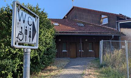 Die &ouml;ffentlichen Toiletten hinter dem Bauhof in Bad Br&uuml;ckenau sind nur eingeschr&auml;nkt zug&auml;nglich.