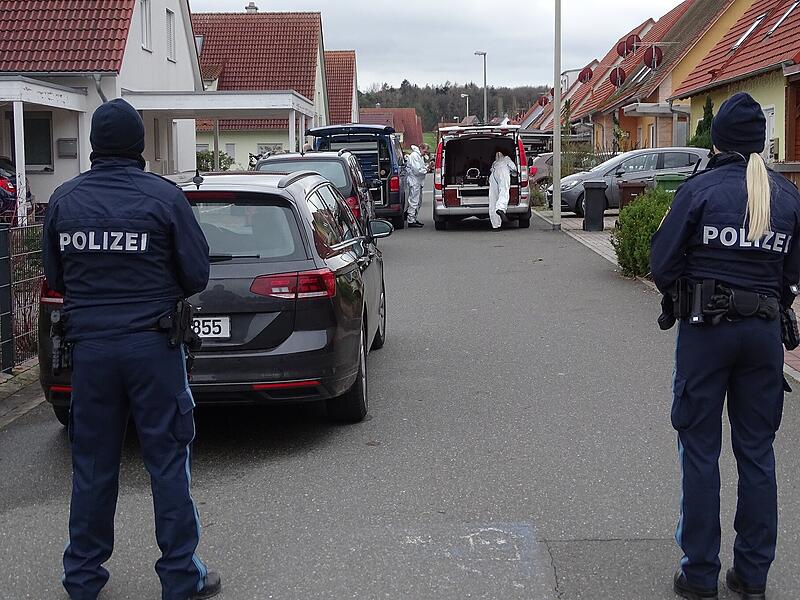 Bis alle Hintergründe des Gewaltverbrechens in Weisendorf aufgeklärt sind, wird es noch einige Zeit dauern. Am Tag der Tat, dem Dreikönigstag sicherten die Kripo Erlangen vor Ort die Spuren, die Polizei sperrte den Tatort.