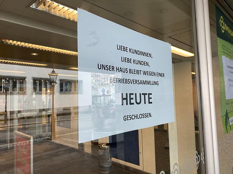 Kaufhoftür Kaufhoftür mit Schild Betriebsversammlung, 13. 3. 2023