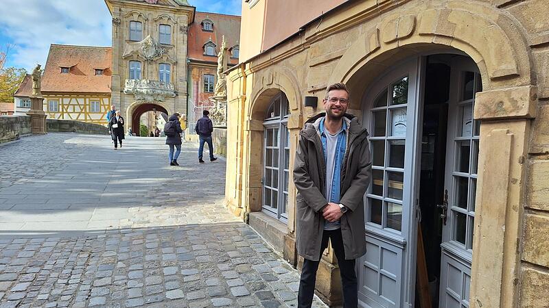 Michael Lillmeyer vor der Rathaussch&auml;nke auf der Oberen Br&uuml;cke. Der geb&uuml;rtige Augsburger wird das Traditionslokal leiten.