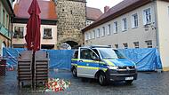 Die Absperrung vor dem Blumenladen, in dem sich die Tat ereignete, zieht sich inzwischen über die ganze Straßenbreite hinweg.