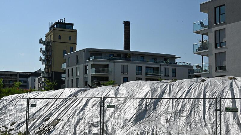 Der umstrittene Erdhaufen auf der Erba-Insel in Bamberg ist mit Plastikfolie bedeckt.