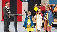 Karsten Fischkal, B&uuml;rgermeister von Adelsdorf, empf&auml;ngt Sternsinger w&auml;hrend des Neujahresempfangs.