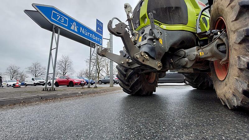 Bayernweit haben am Mittwoch Landwirte Autobahnauffahrten blockiert - auch an der A73 in Forchheim-Nord.Bilderstrecke: Landwirte blockieren Autobahnauffahrt in Forchheim