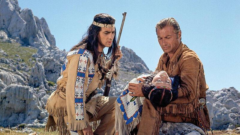 Nscho-tschi (Marie Versini) liegt tot in den Armen von Old Shatterhand (Lex Barker). Und Winnetou (Pierre Brice) kann nichts dagegen tun.