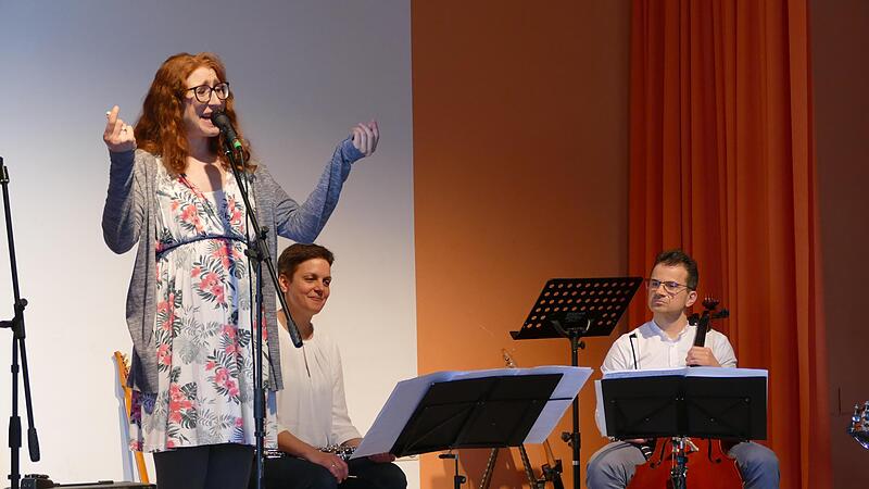 Poetry-Slammerin Maron Fuchs und das Musikerehepaar Nadine und Eduard Resatsch entfesselten in der Trimbergschule einen wahren Tsunami der Kunst. Poetry-Slammerin Maron Fuchs und das Musikerehepaar Nadine und Eduard Resatsch entfesselten in der Trimbergschule einen wahren Tsunami der Kunst.