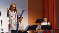 Poetry-Slammerin Maron Fuchs und das Musikerehepaar Nadine und Eduard Resatsch entfesselten in der Trimbergschule einen wahren Tsunami der Kunst. Poetry-Slammerin Maron Fuchs und das Musikerehepaar Nadine und Eduard Resatsch entfesselten in der Trimbergschule einen wahren Tsunami der Kunst.