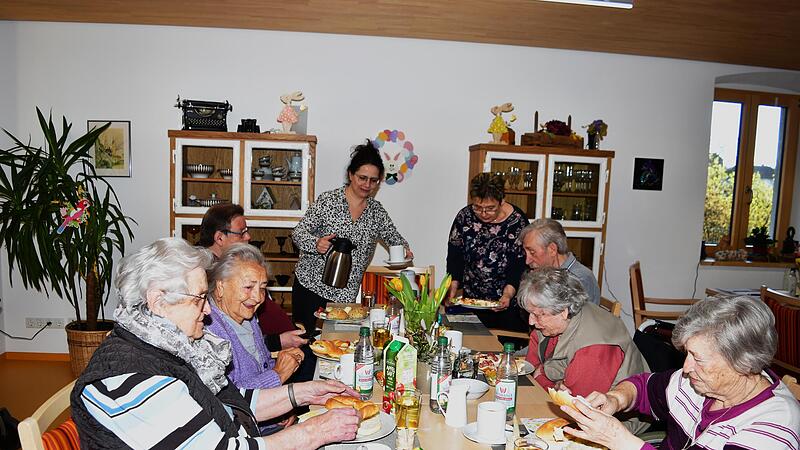 Nicht nur manche Gebäude haben viel zu erzählen, sondern auch die Seniorinnen und Senioren, insbesondere wenn sie in wohlvertrauter Runde vereint sind. Nicht nur manche Gebäude haben viel zu erzählen, sondern auch die Seniorinnen und Senioren, insbesondere wenn sie in wohlvertrauter Runde vereint sind.