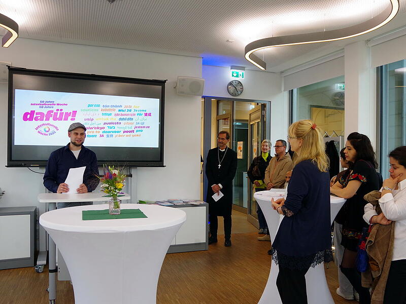 Jonas Müller (links), Integrationslotse für den Landkreis Kronach, bei der Eröffnung der „Interkulturellen Woche“.