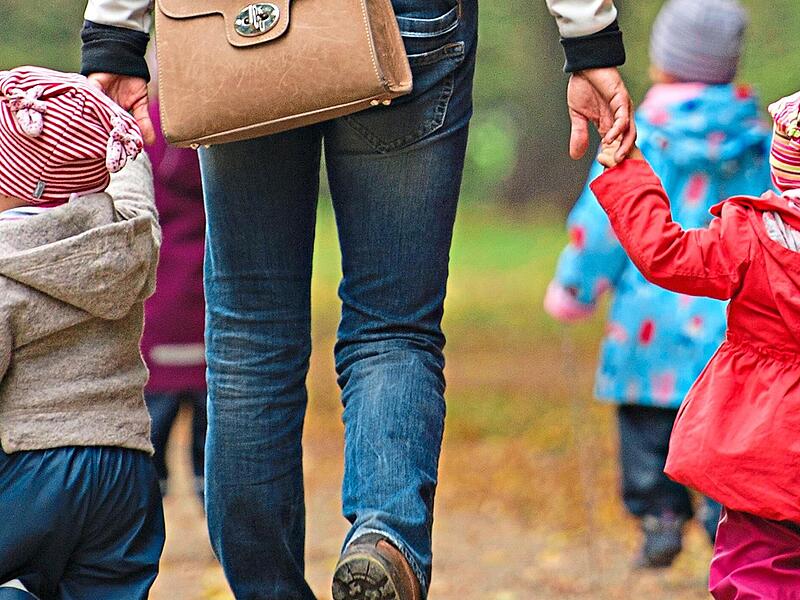 Eine Frau geht mit mehreren Kindern spazieren. Mit steigender Nachfrage wird die Betreuung auch teurer. dpaForchheim & Fränkische Schweiz Eine Frau geht mit mehreren Kindern spazieren. Mit steigender Nachfrage wird die Betreuung dieser im Landkreis Forchheim teurer.