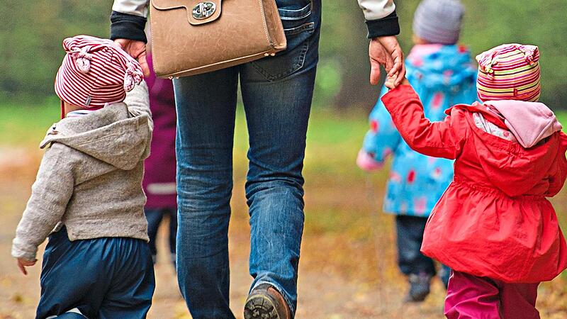 Eine Frau geht mit mehreren Kindern spazieren. Mit steigender Nachfrage wird die Betreuung auch teurer. dpaForchheim & Fränkische Schweiz Eine Frau geht mit mehreren Kindern spazieren. Mit steigender Nachfrage wird die Betreuung dieser im Landkreis Forchheim teurer.