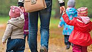 Eine Frau geht mit mehreren Kindern spazieren. Mit steigender Nachfrage wird die Betreuung auch teurer. dpaForchheim & Fränkische Schweiz Eine Frau geht mit mehreren Kindern spazieren. Mit steigender Nachfrage wird die Betreuung dieser im Landkreis Forchheim teurer.