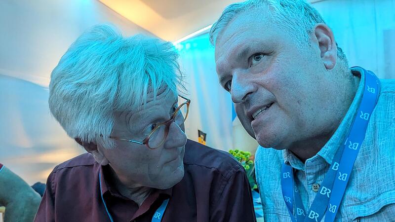 Der ehemalige Landesbischof Heinrich Bedford-Strohm im Gespr&auml;ch mit Eberns B&uuml;rgermeister J&uuml;rgen Hennemann. Radltour-Fan Bedford-Strohm stie&szlig; am Donnerstagabend in Ebern zum gro&szlig;en Tross.