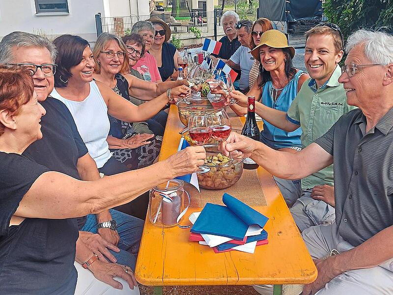 Die Oberreichenbacher feiern stilecht mit Baguette, Wein und der Trikolore. Sandra Buchwald Die Oberreichenbacher feiern stilecht mit Baguette, Wein und der Trikolore. Sandra Buchwald