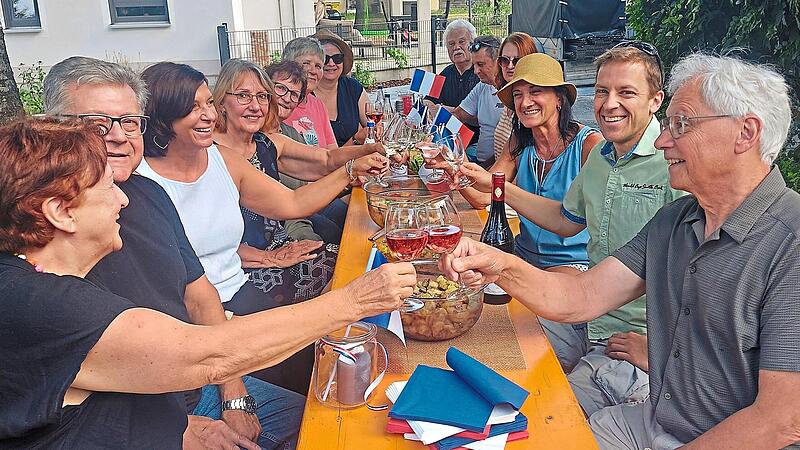 Die Oberreichenbacher feiern stilecht mit Baguette, Wein und der Trikolore. Sandra Buchwald