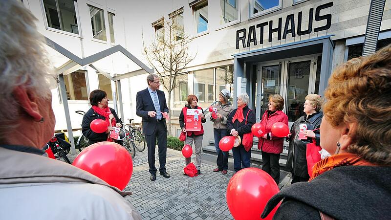 Der Frauenbund Herzogenaurach setzt sich seit Jahren für eine gerechte Bezahlung von Frauen ein – hier auf dem „Equal Pay Day“ 2012 im Gespräch mit Herzogenaurachs Bürgermeister German Hacker.