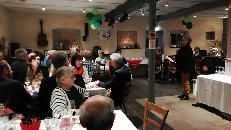 Weinprobe des Musik- und Gesangvereins Wiesentheid mit Kreisheimatpflegerin Doris Paul.