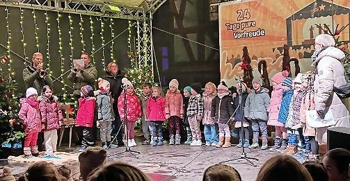 Die Kinder der Kita St. Franziskus traten auf der Bühne des Lebendigen Adventskalenders auf. Die Kinder der Kita St. Franziskus traten auf der Bühne des Lebendigen Adventskalenders auf.