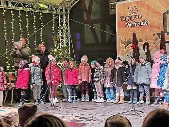 Die Kinder der Kita St. Franziskus traten auf der Bühne des Lebendigen Adventskalenders auf. Die Kinder der Kita St. Franziskus traten auf der Bühne des Lebendigen Adventskalenders auf.