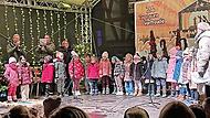 Die Kinder der Kita St. Franziskus traten auf der Bühne des Lebendigen Adventskalenders auf. Die Kinder der Kita St. Franziskus traten auf der Bühne des Lebendigen Adventskalenders auf.