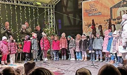 Die Kinder der Kita St. Franziskus traten auf der B&uuml;hne des Lebendigen Adventskalenders auf.