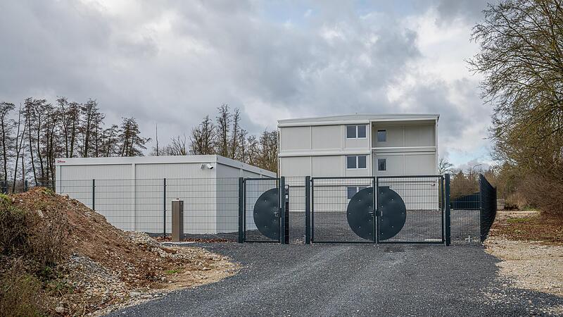 In wenigen Tagen werden die Container f&uuml;r Asylbewerber bei Schney bezugsfertig sein.