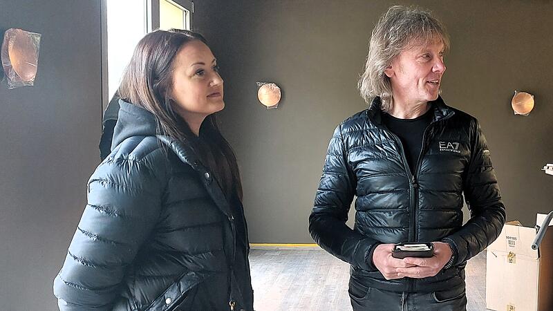 Pressesprecherin Marina Raithel und Innenarchitekt Joachim Drechsler im Gespr&auml;ch