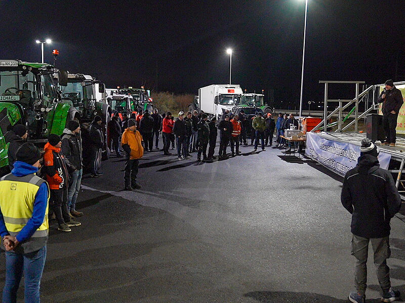 Bauernstreik vor Lidl: Landwirte protestieren gegen niedrige Milch- und ButterpreiseStreik Landwirte Lidl 2025