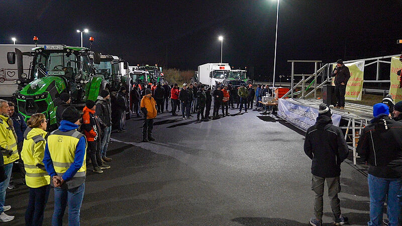 Bauernstreik vor Lidl: Landwirte protestieren gegen niedrige Milch- und ButterpreiseStreik Landwirte Lidl 2025