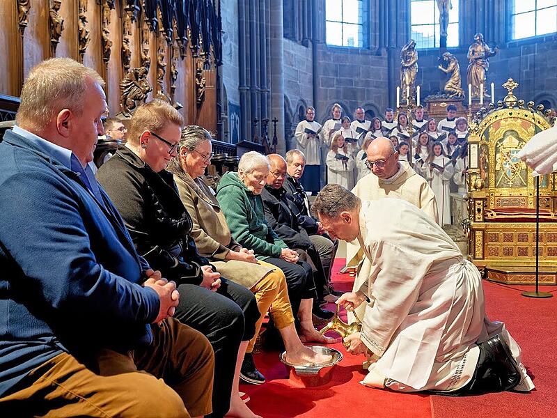 Fu&szlig;waschung durch Erzbischof Herwig G&ouml;ssl auch an Angeh&ouml;rigen des Missionars Pater Rudolf Lunkenbein. Der Salesianer wurde vor 50 Jahren in Brasilien ermordet.