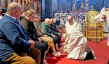 Fu&szlig;waschung durch Erzbischof Herwig G&ouml;ssl auch an Angeh&ouml;rigen des Missionars Pater Rudolf Lunkenbein. Der Salesianer wurde vor 50 Jahren in Brasilien ermordet.
